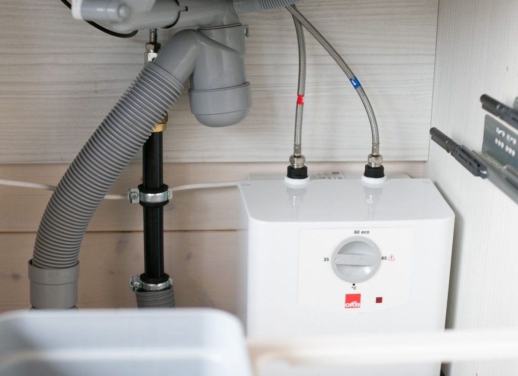 2. Installera eller byta varmvattenberedare akersberga roslagen